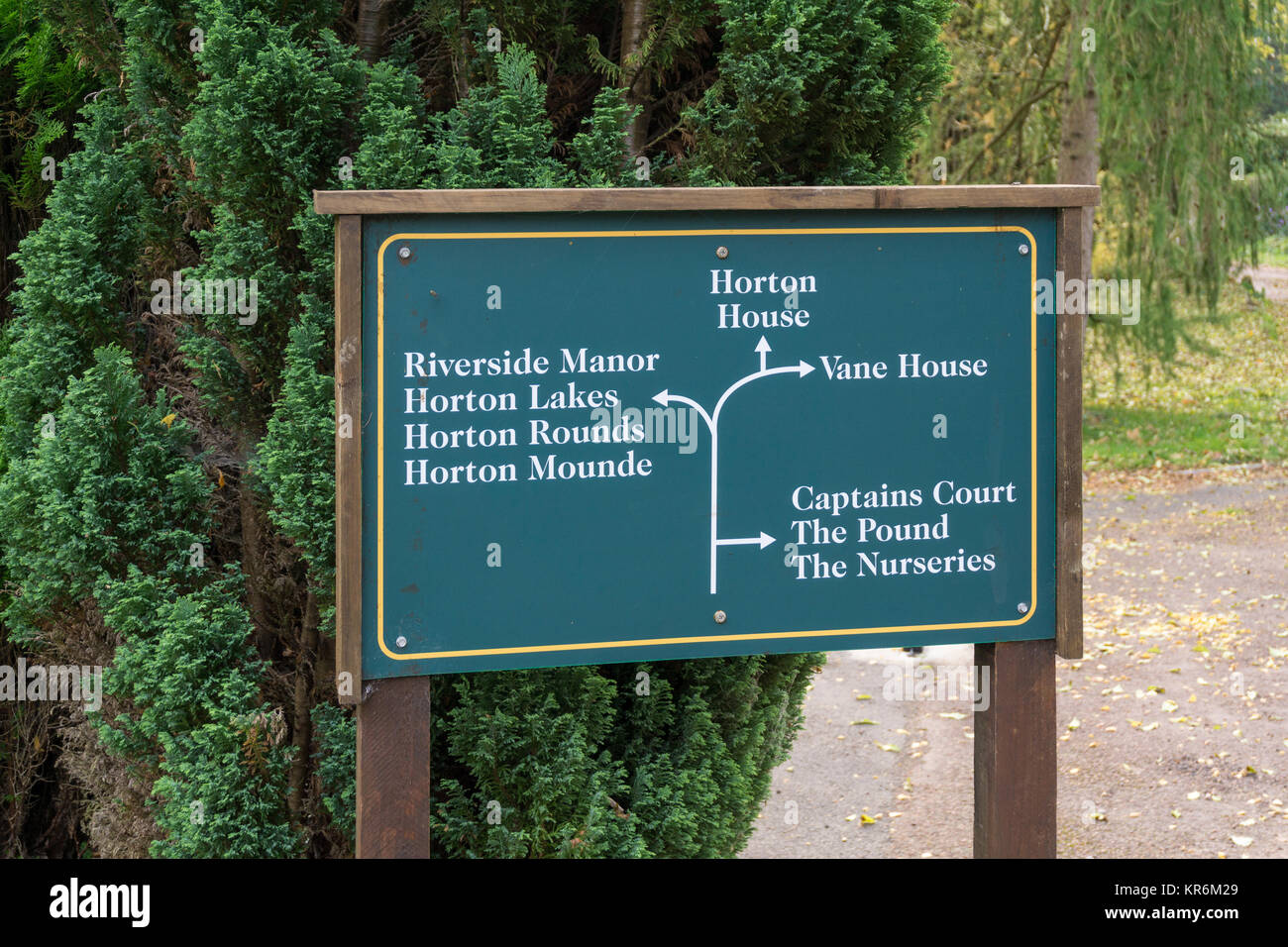 Holz- Information Board geben die Lage der verschiedenen Eigenschaften auf dem Gelände des inzwischen abgerissenen Horton Hall, Northamptonshire, England Stockfoto