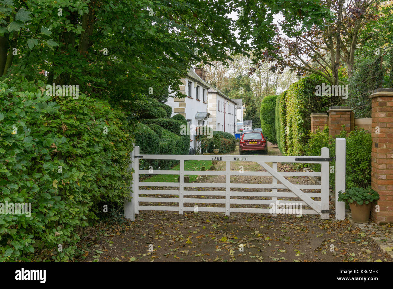 Gated Laufwerk Vane Haus, ein freistehendes Gebäude, auf dem Gelände des inzwischen abgerissenen Horton Hall, Horton, Großbritannien Stockfoto