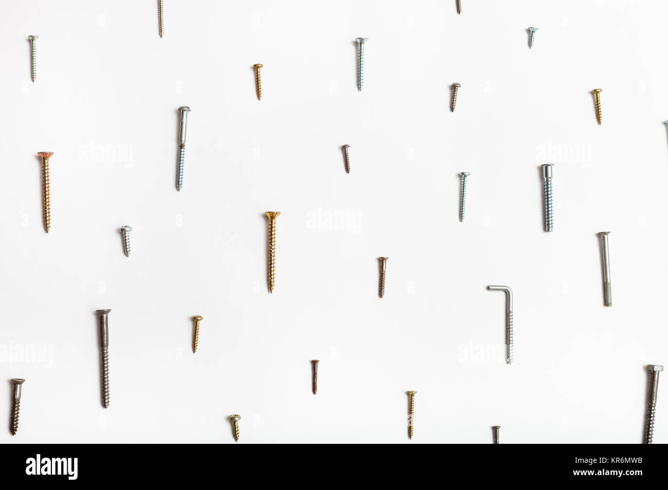 Holzschrauben arrangiert auf Weiß Stockfoto