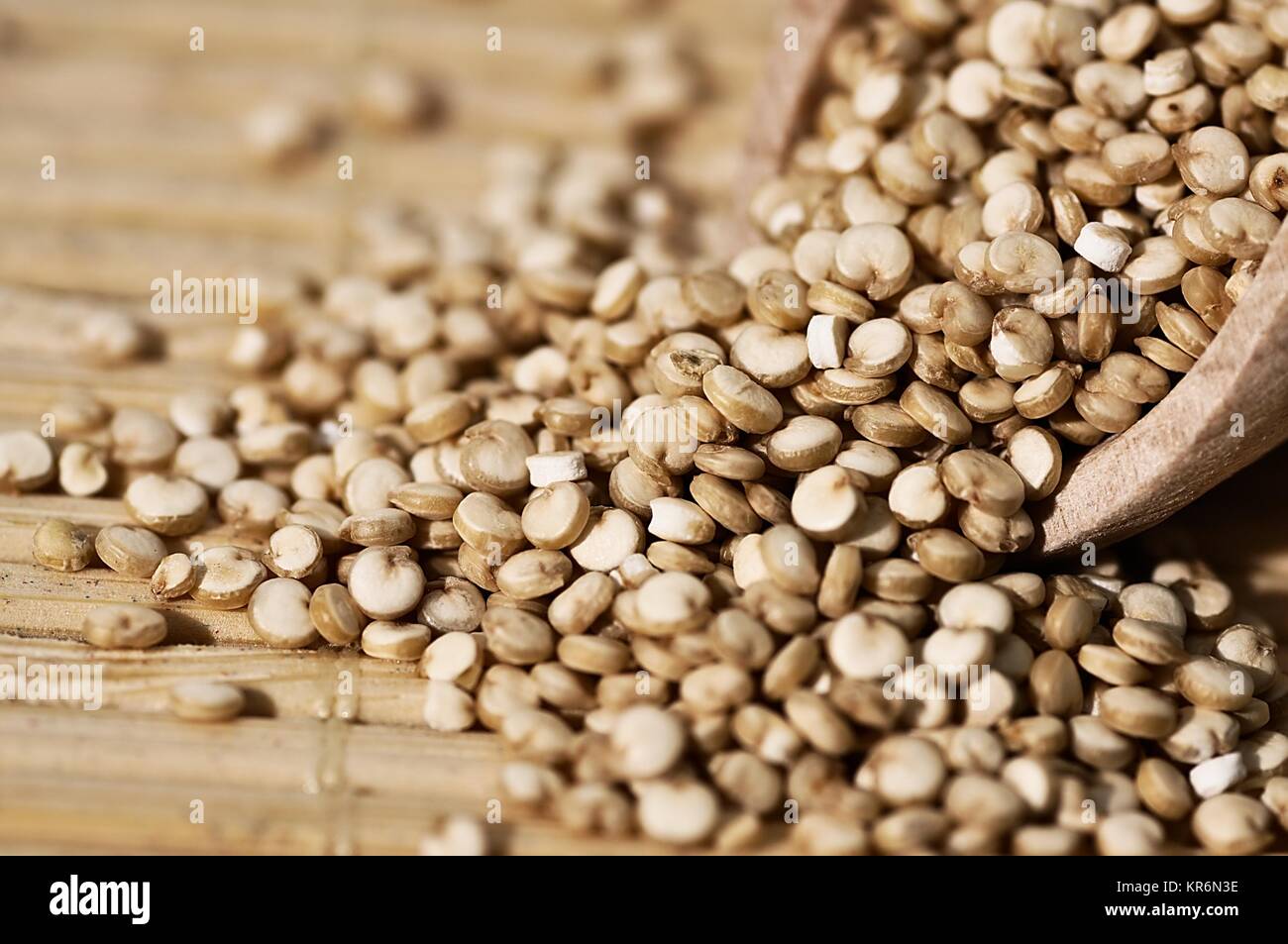 Quinoa und einem Holzspachtel Stockfoto