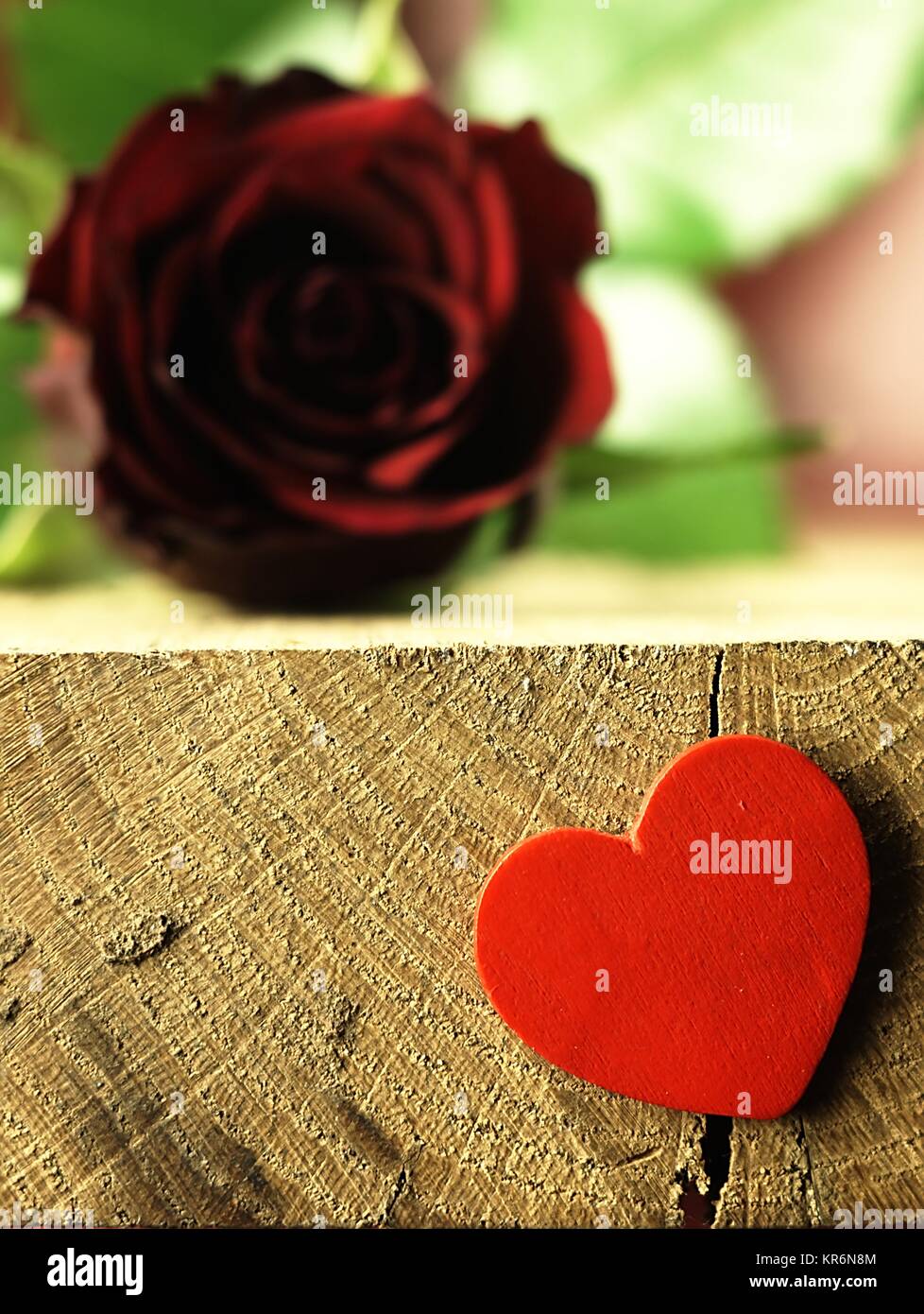 Rote Rose und roten Herzen auf einen hölzernen Tisch Stockfoto