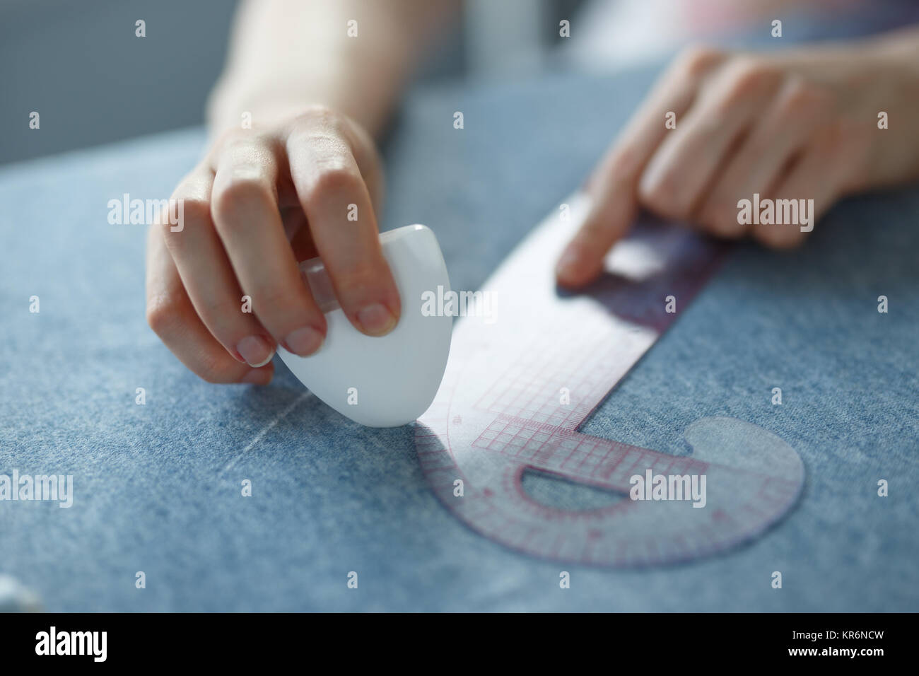 Nahaufnahme von geschickten Händen individuelle Kennzeichnung und Messung der Stoff während der Kleidung. Stockfoto