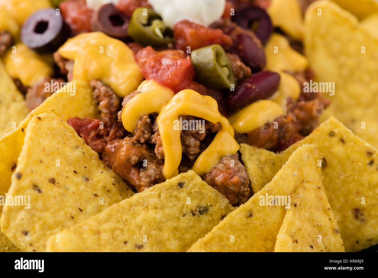 Rindfleisch-Nachos mit Jalapeño, Oliven, Tomaten, Bohnen-Cheddar-Käse ...