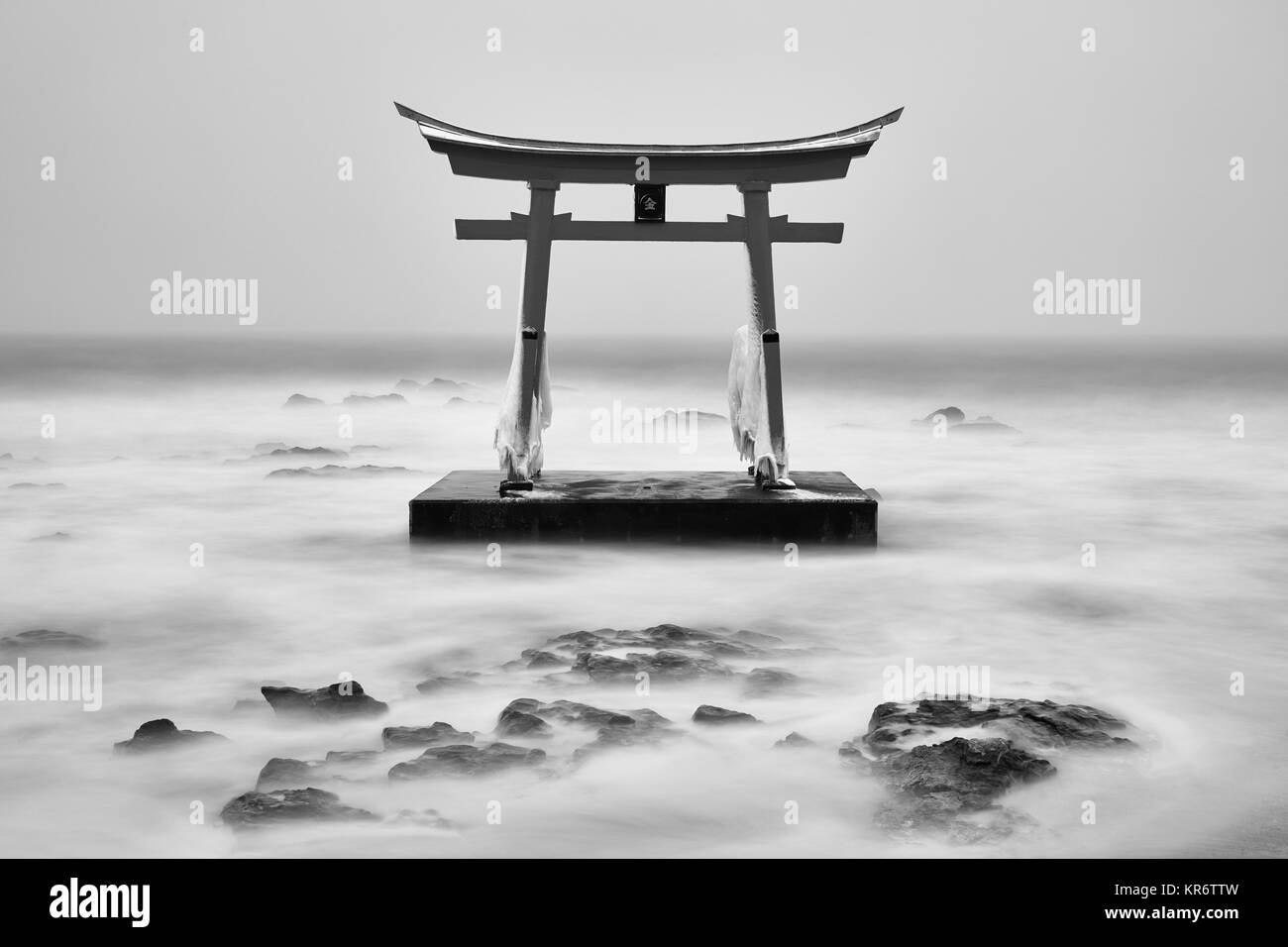 Die traditionellen hölzernen Tor im Ozean, Shosanbetsu Konpira Schrein. Stockfoto