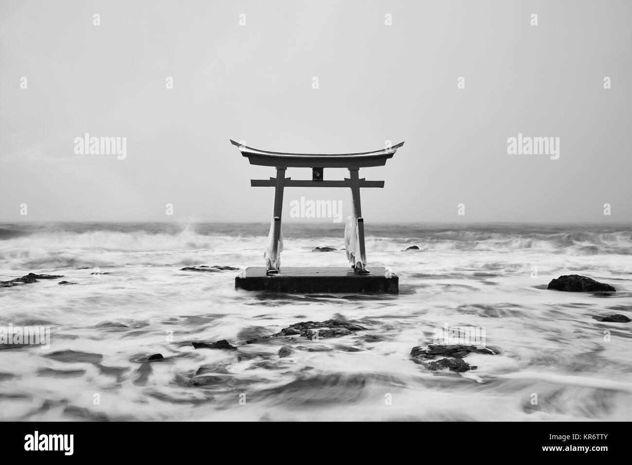 Die traditionellen hölzernen Tor im Ozean, Shosanbetsu Konpira Schrein. Stockfoto