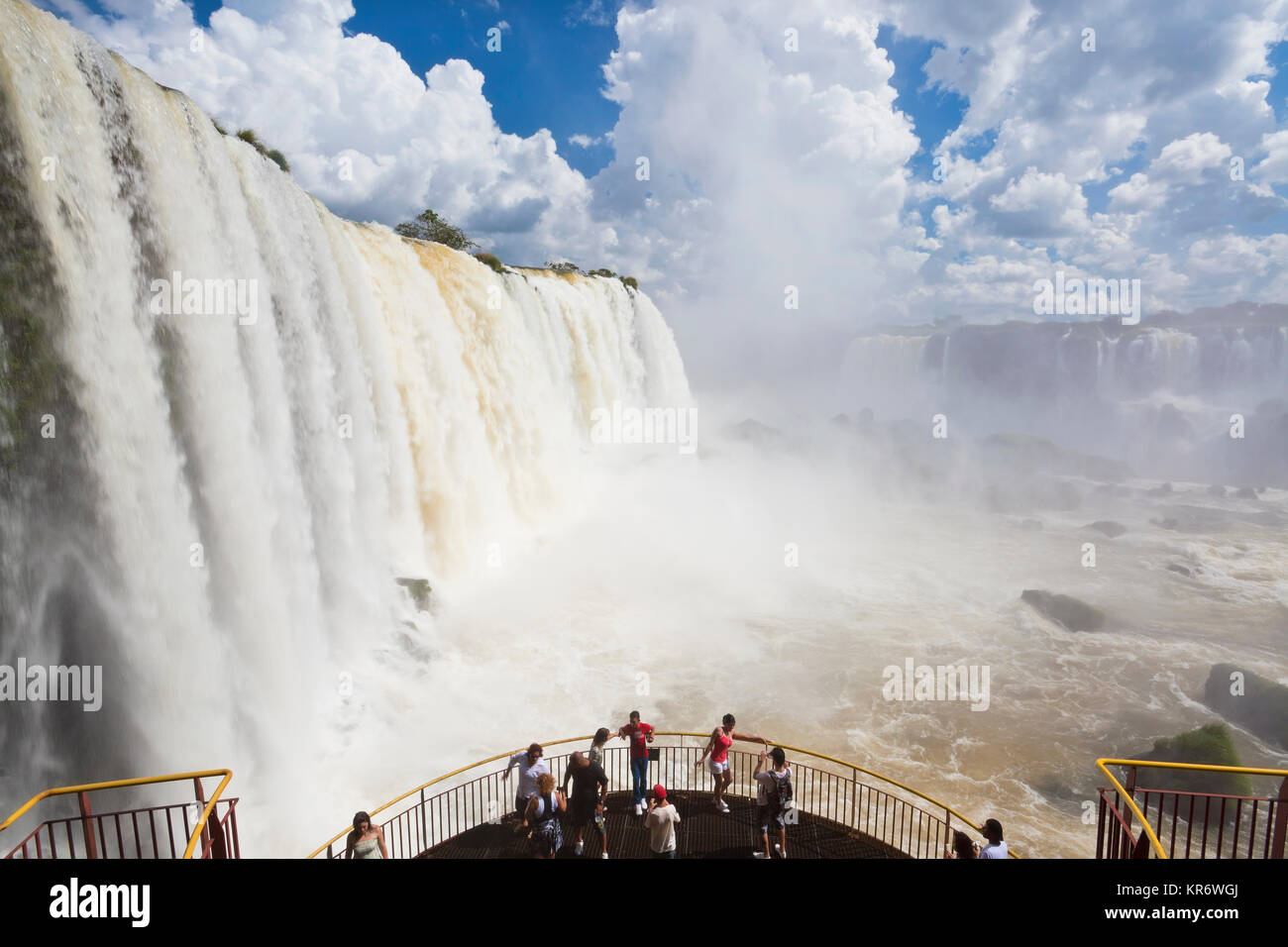 Blick entlang der Iguacu (Iguazu) fällt, Cataratta Foz do Iguacu, Parana, Iguazu National Park, Brasilien. Stockfoto