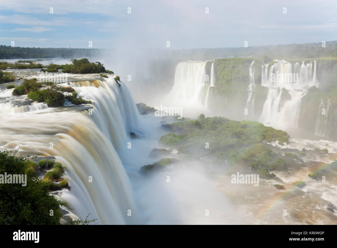 Blick entlang der Iguacu (Iguazu) fällt, Cataratta Foz do Iguacu, Parana, Iguazu National Park, Brasilien. Stockfoto