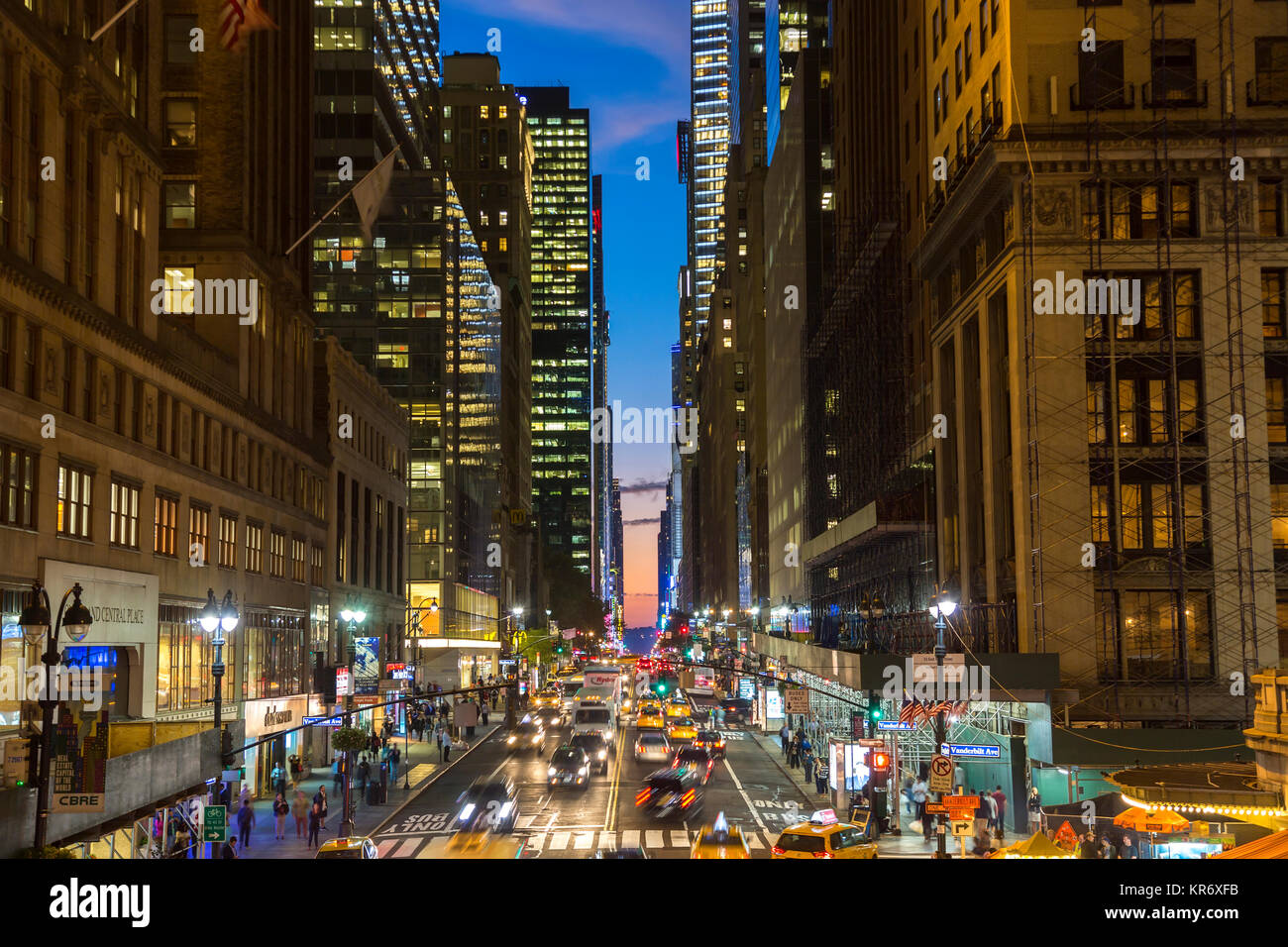 Blick auf Manhattan Avenue, New York, USA, in der Dämmerung, die, mit Wolkenkratzern Futter stark befahrenen Straße. Stockfoto