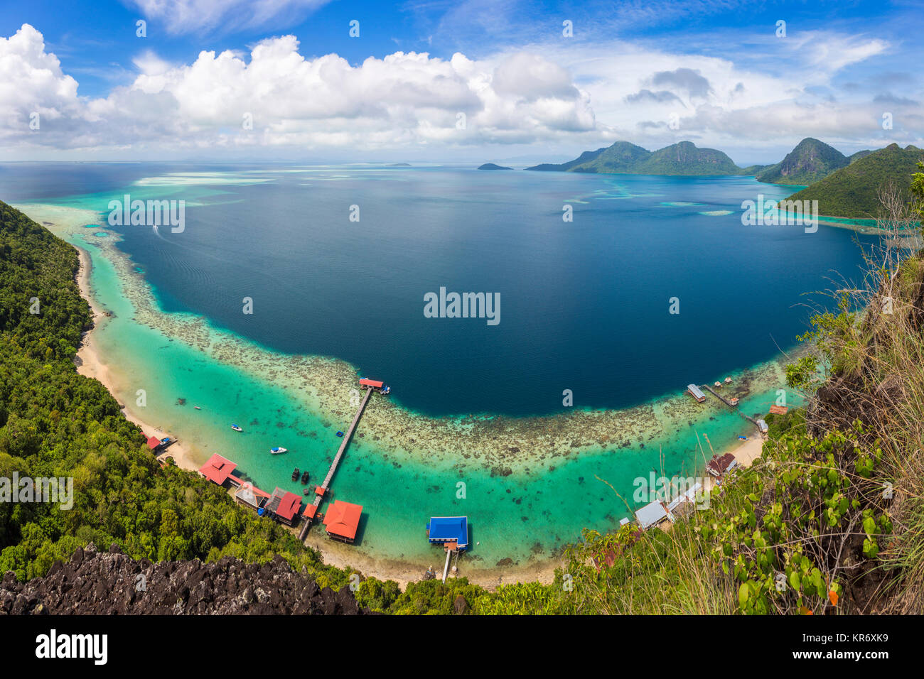 Weitwinkel Blick entlang der Küste der tropischen Insel, in den Bergen in der Ferne. Stockfoto