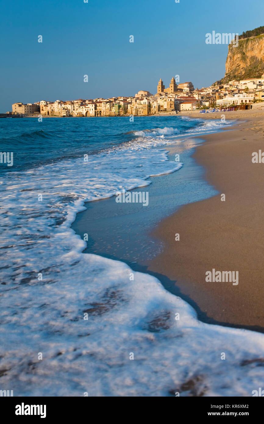 Blick entlang der Küste mit Sandstrand, die Stadt in der Ferne. Stockfoto