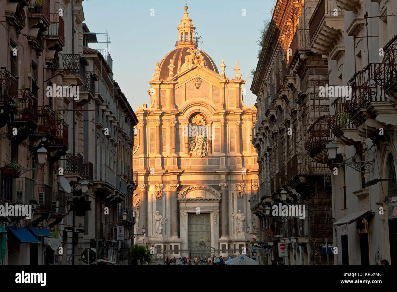 Blick entlang der Straße mit traditionellen Häusern in eine mediterrane Stadt, Fassade der Kirche in der Ferne. Stockfoto