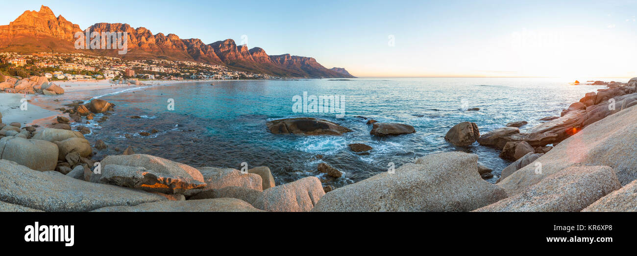 Blick entlang der Küste mit Felsen und Sandstrand, mit zwölf Gipfeln Futter Bay. Stockfoto