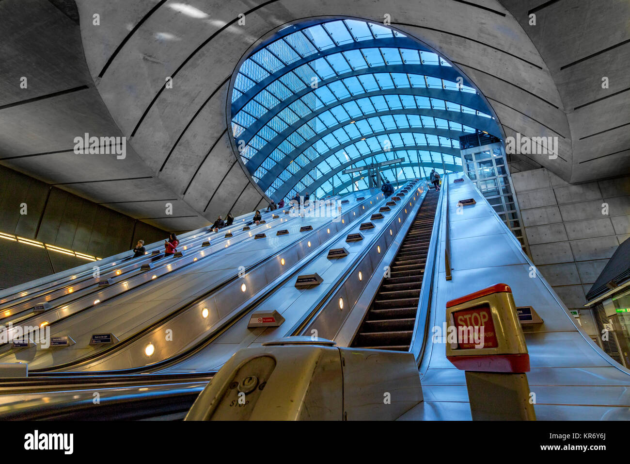 Fahrtreppen, die zu und von der Canary Wharf U-Bahn Station auf der Jubilee Line Stockfoto