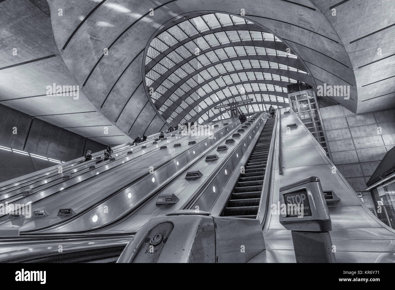 Schwarz-weiß Bild von Rolltreppen, die zu und von der Canary Wharf U-Bahn Station auf der Jubilee Line Stockfoto