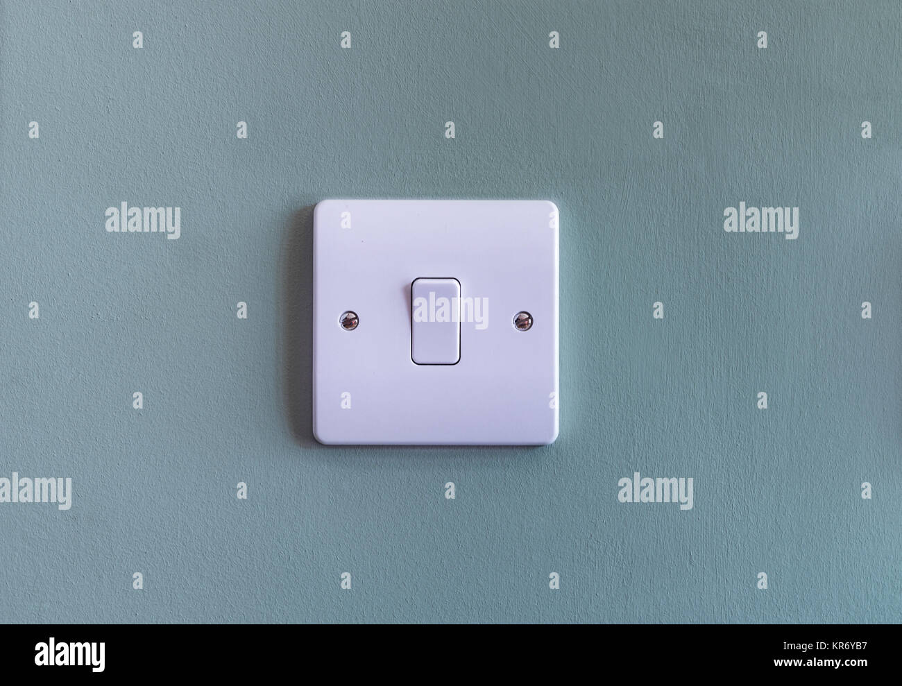 Inlandsflüge Großbritannien einzelnen Lichtschalter in weißem Kunststoff auf Teal farbigen Wand Stockfoto