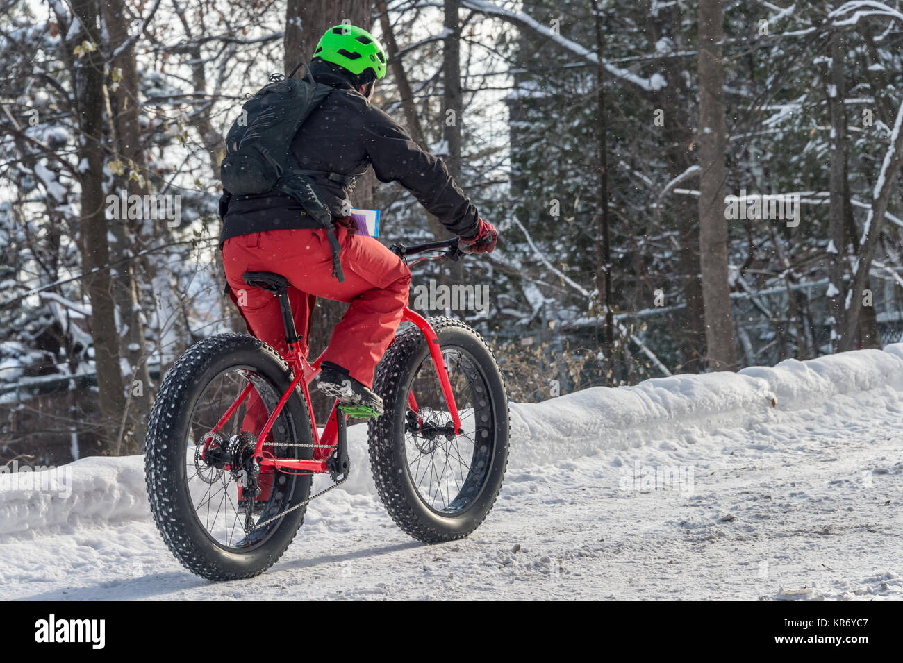 Montreal, CA - 17. Dezember 2017 ein Mann reitet einen Fat Tire Snow Bike in der Mont Royal Park. Stockfoto