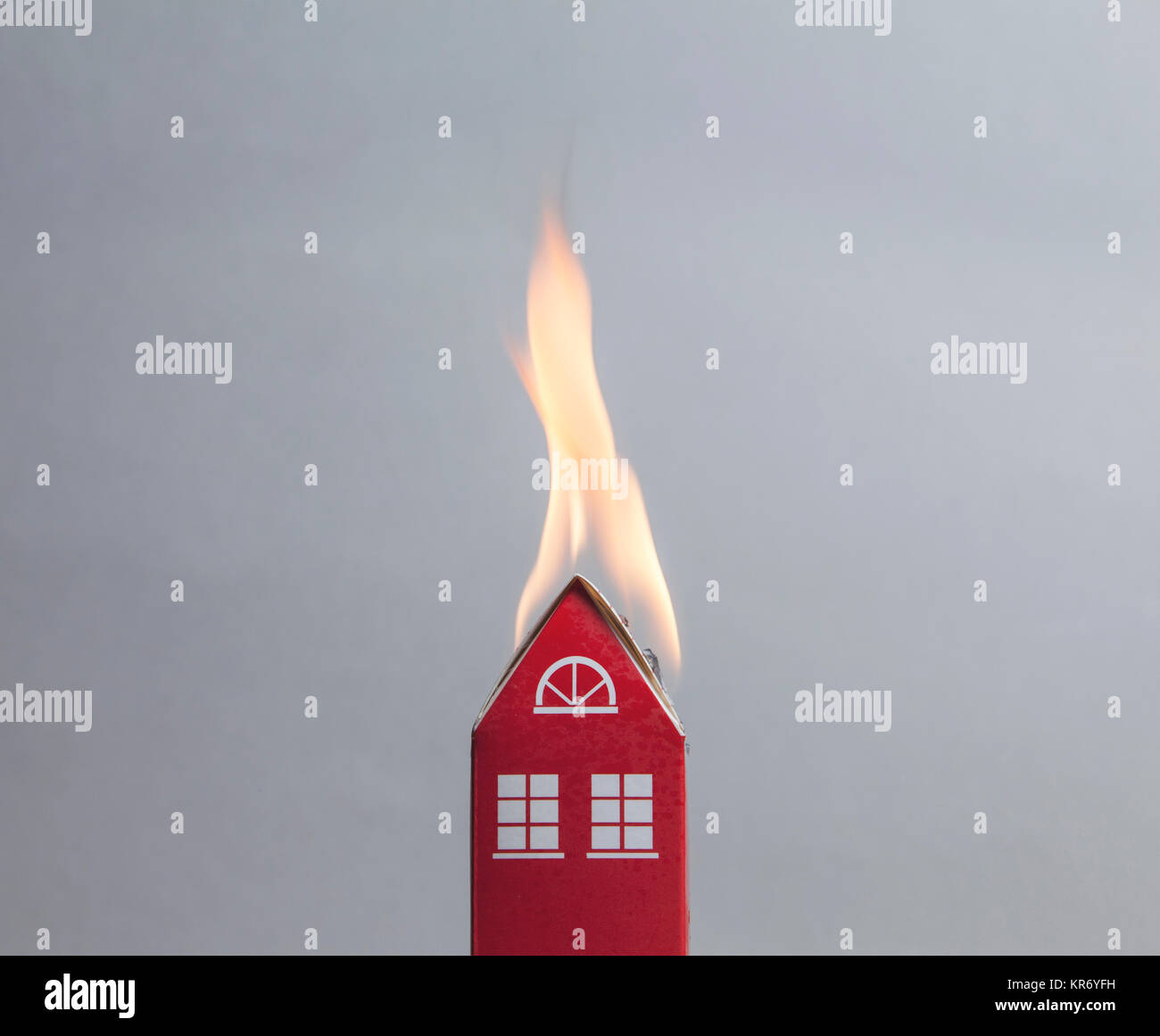 Haus Feuer Konzept. Spielzeug Haus mit Flammen Stockfoto