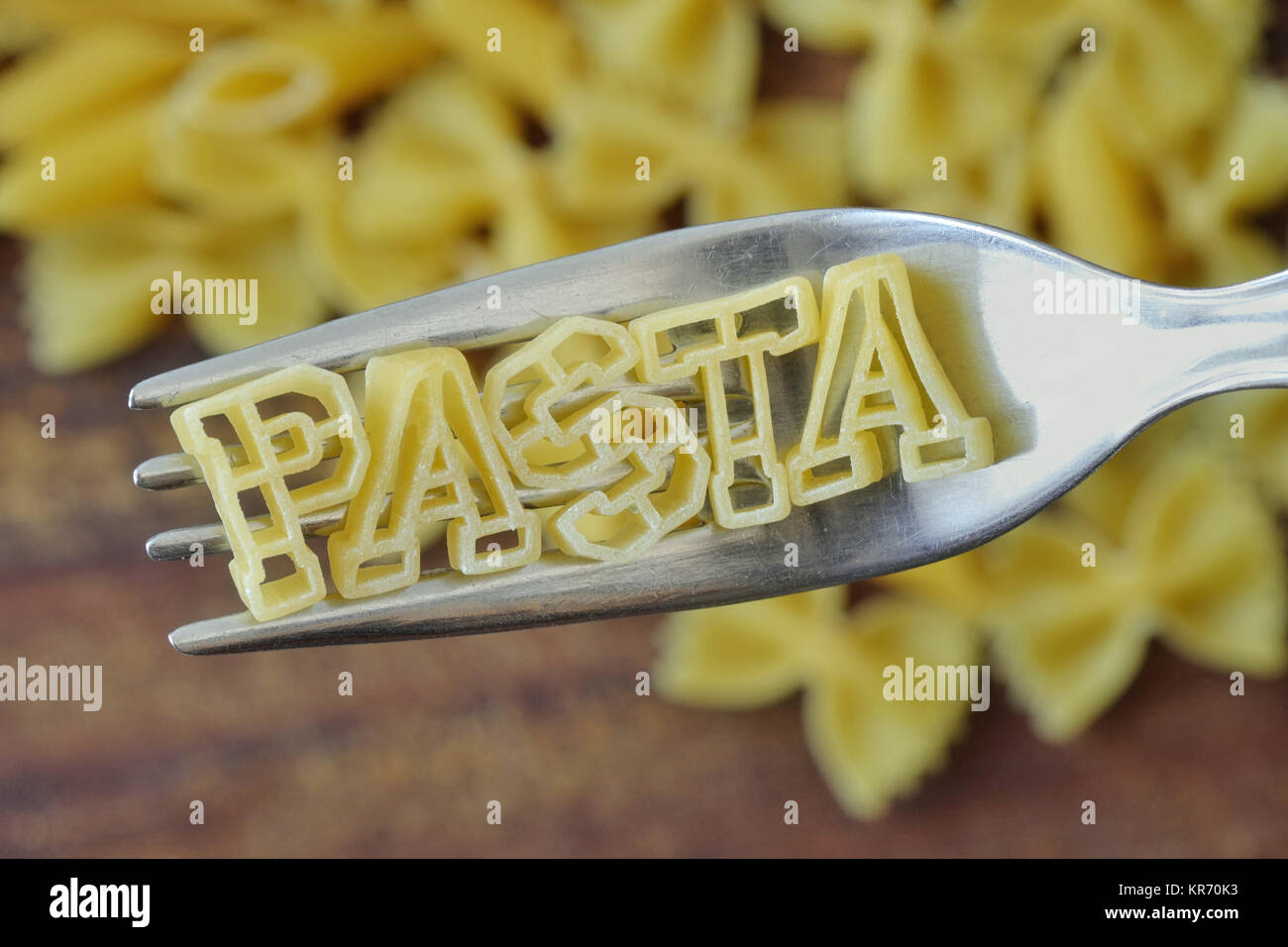 Das Wort "Pasta" mit Pasta Buchstaben auf einer Gabel geschrieben Stockfoto