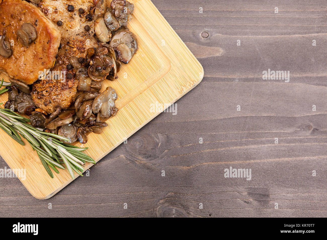 In der Ansicht von oben auf Schweinesteak mit gegrillten Champignons Stockfoto