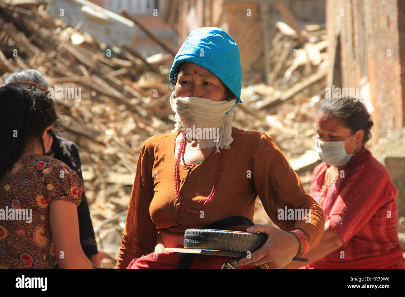 Frauen in Sankhu Verlagerung der Zugehörigkeit nach ihrer Häuser sind auf einem 7,8 Erdbeben in Nepal am 25. April 2015 beschädigt. Stockfoto