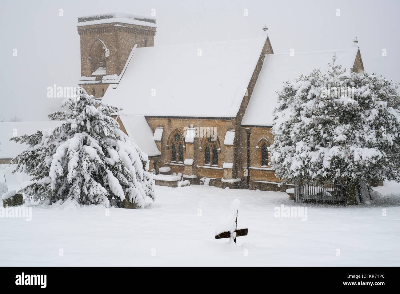 St. Barnabas Kirche in Snowshill Dorf im Schnee im Dezember. Snowshill, Cotswolds, Gloucestershire, England. Panoramablick Stockfoto