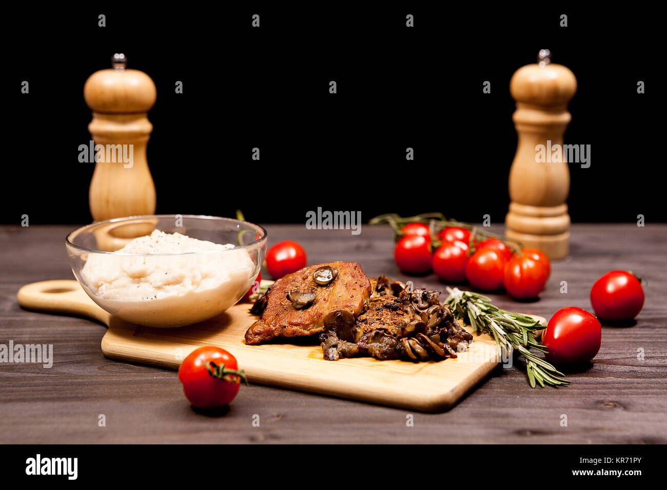 Gegrilltes Schweinesteak, Pilze, Tomaten und ein Teller mit bean Paste ...