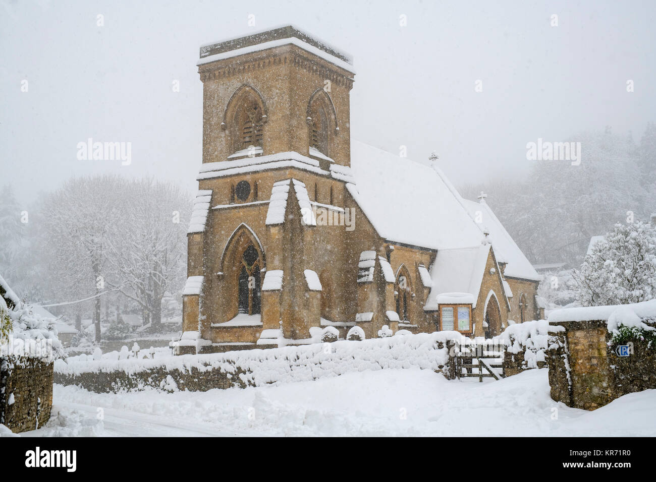 St. Barnabas Kirche in Snowshill Dorf im Schnee im Dezember. Snowshill, Cotswolds, Gloucestershire, England. Panoramablick Stockfoto