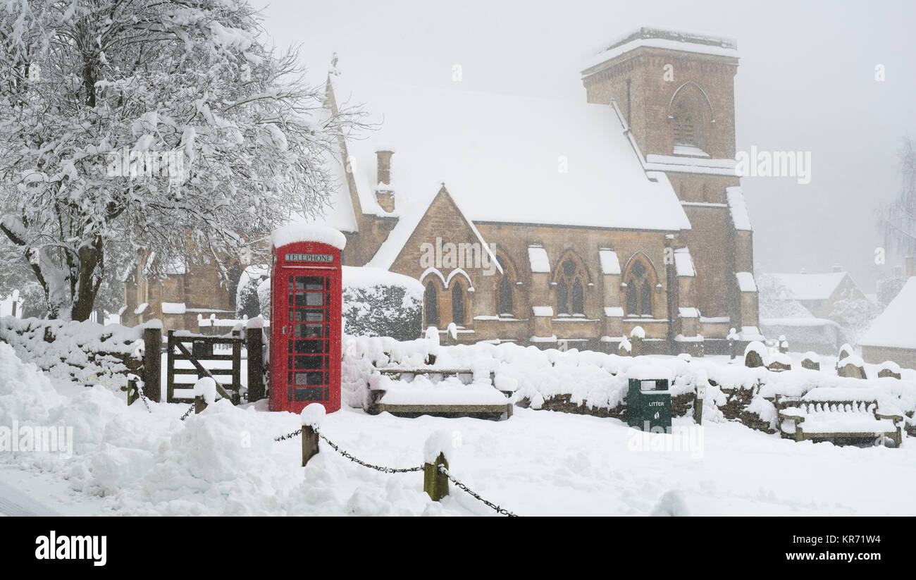 St. Barnabas Kirche in Snowshill Dorf im Schnee im Dezember. Snowshill, Cotswolds, Gloucestershire, England. Panoramablick Stockfoto