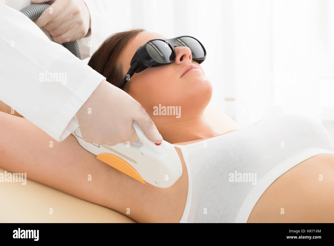 Frau in den Achselhöhlen und der Laser Haarentfernung Stockfoto