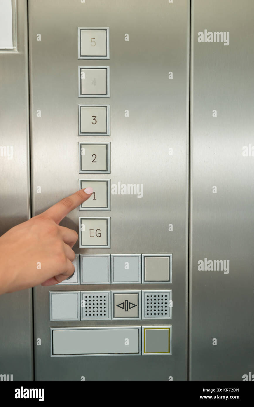 Weibliche Hand Drücken der Taste in der ersten Etage Aufzug ...