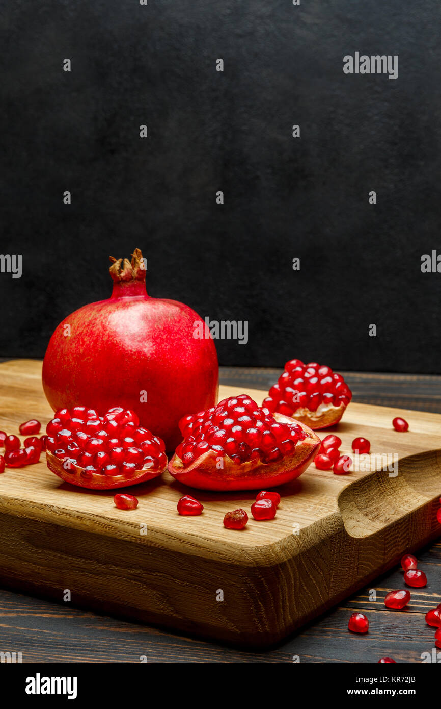 Granatapfel und Samen close-up auf hölzernen Hintergrund Stockfoto
