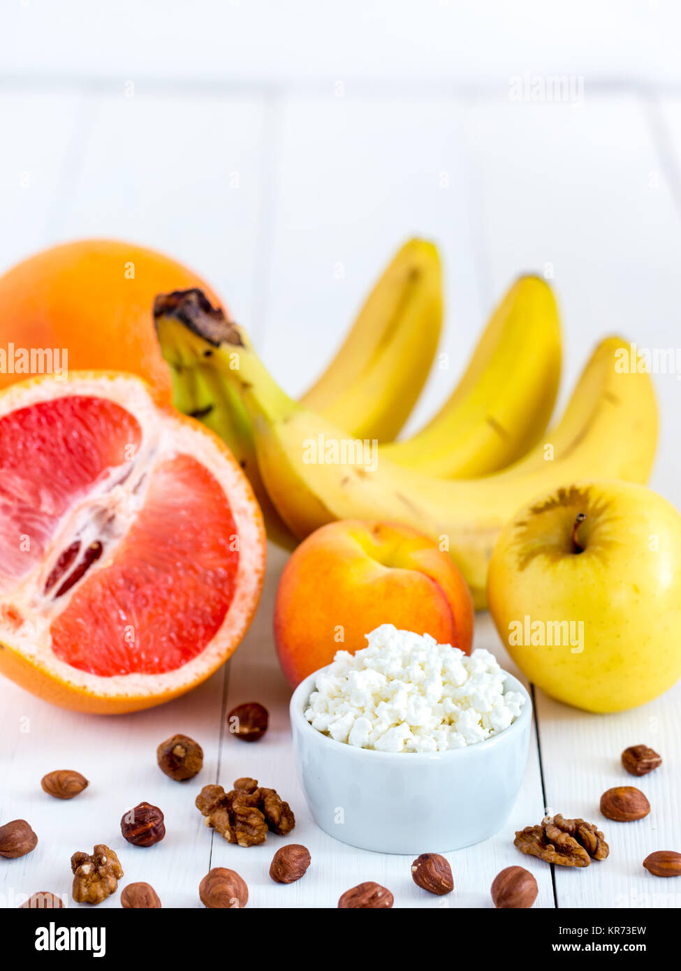 Diät Quark mit frischen Früchten und Nüssen Stockfotografie - Alamy