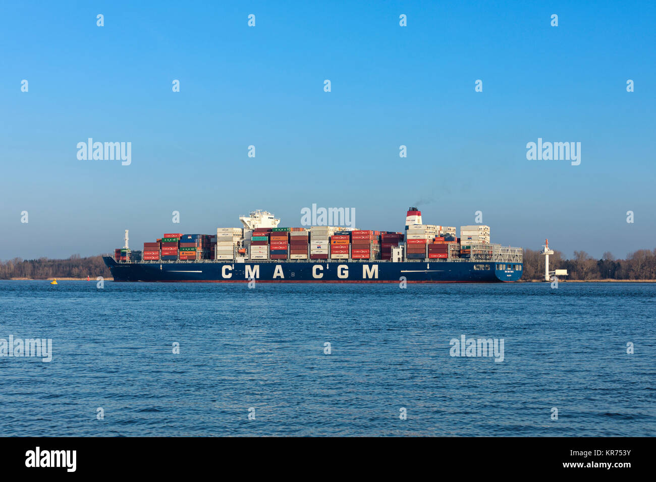 Stade, Deutschland - Dezember 118, 2015: Containerschiff CMA CGM TANYA auf der Elbe. Das Schiff kann bis zu 9.300 Standardcontainer halten und ist im Besitz und o Stockfoto