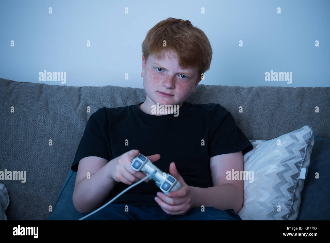 Junge Videospiele spielen Stockfoto