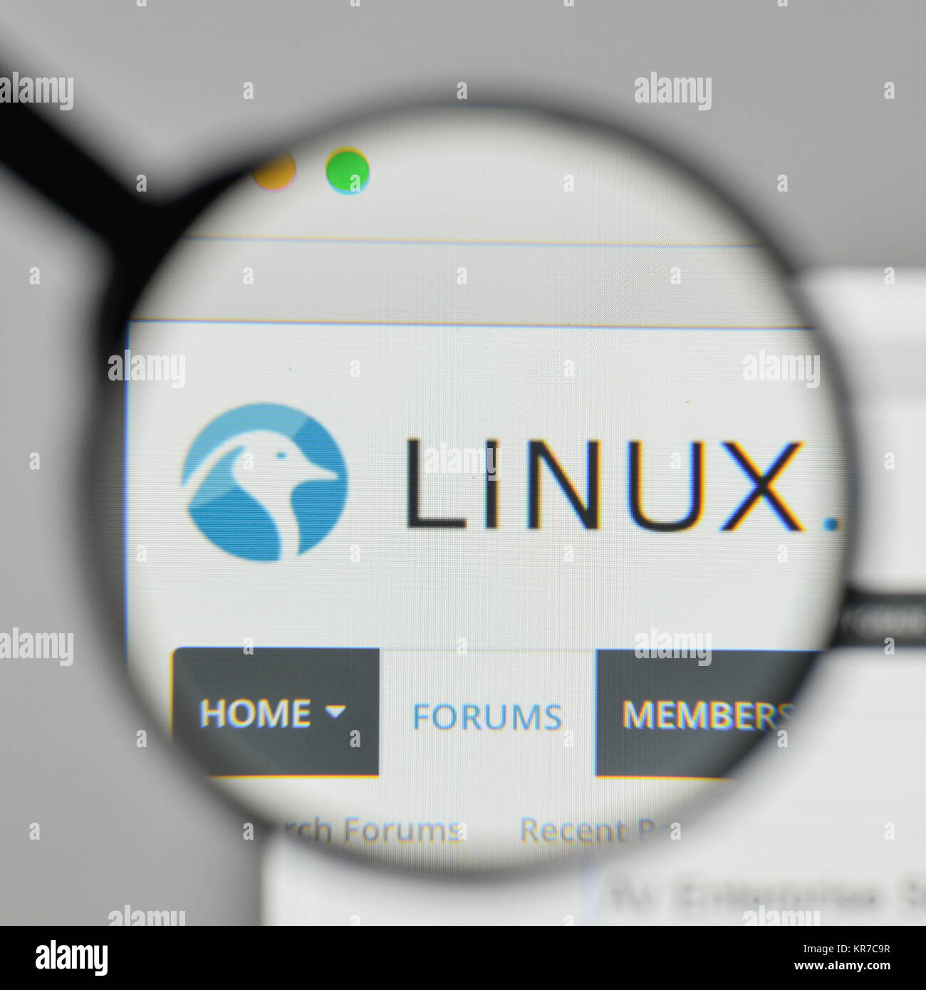Mailand, Italien - 1. November 2017: Linux Logo auf der Homepage. Stockfoto