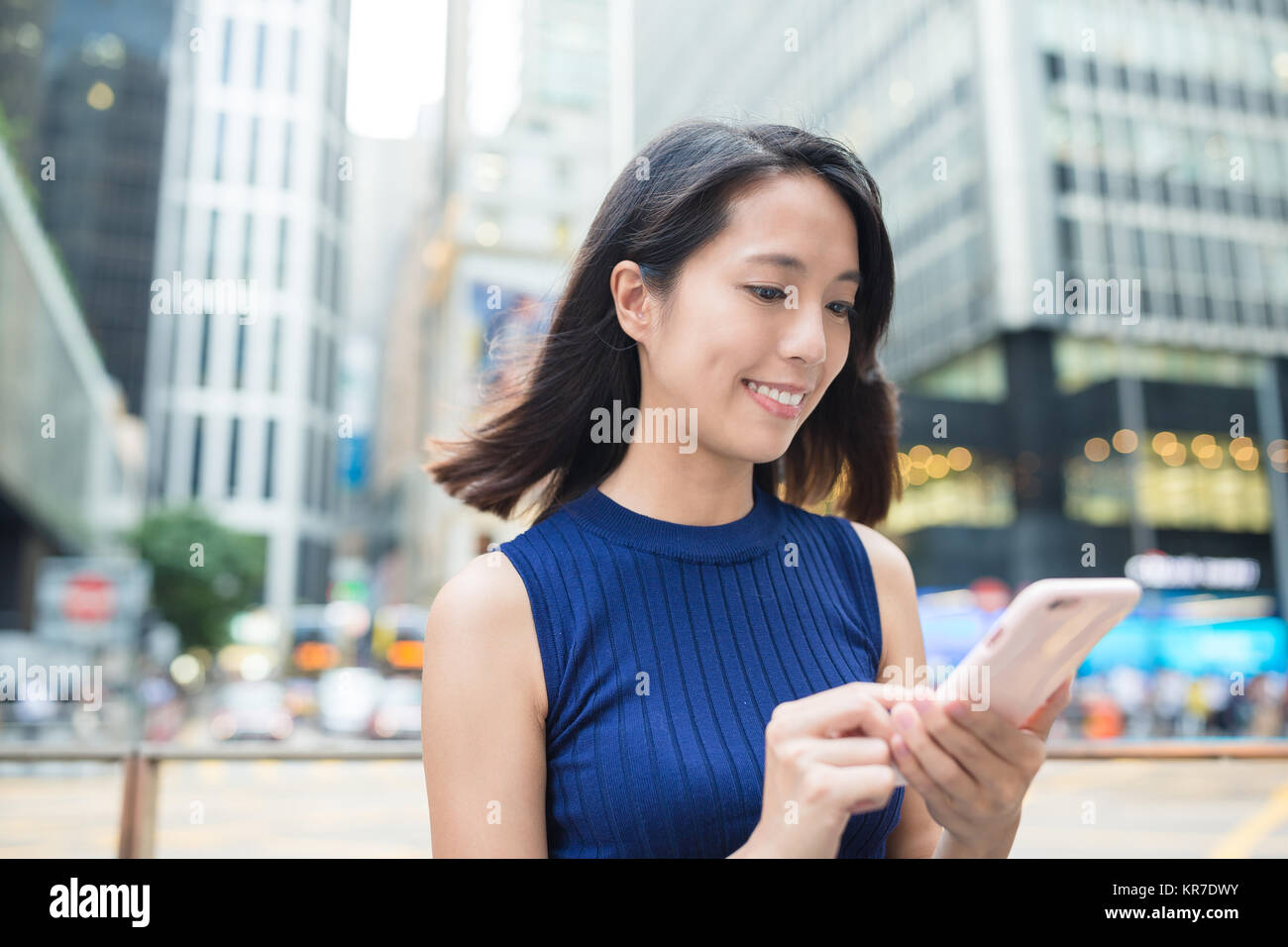 Frau mit Handy im Freien Stockfoto