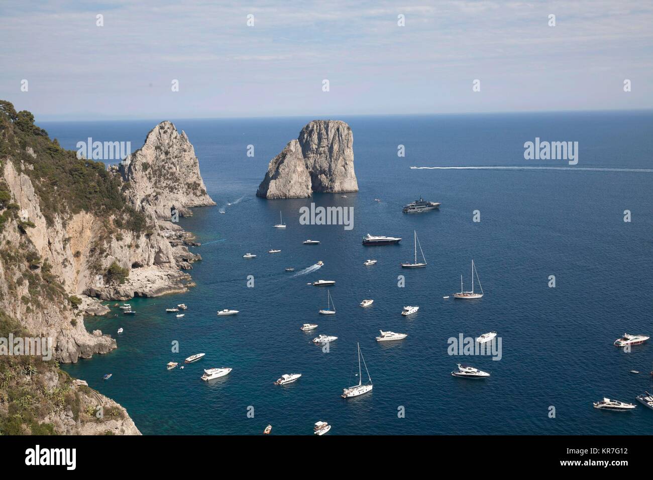 Touristische boote Verkehr am Faraglioni, Insel Capri, Neapel