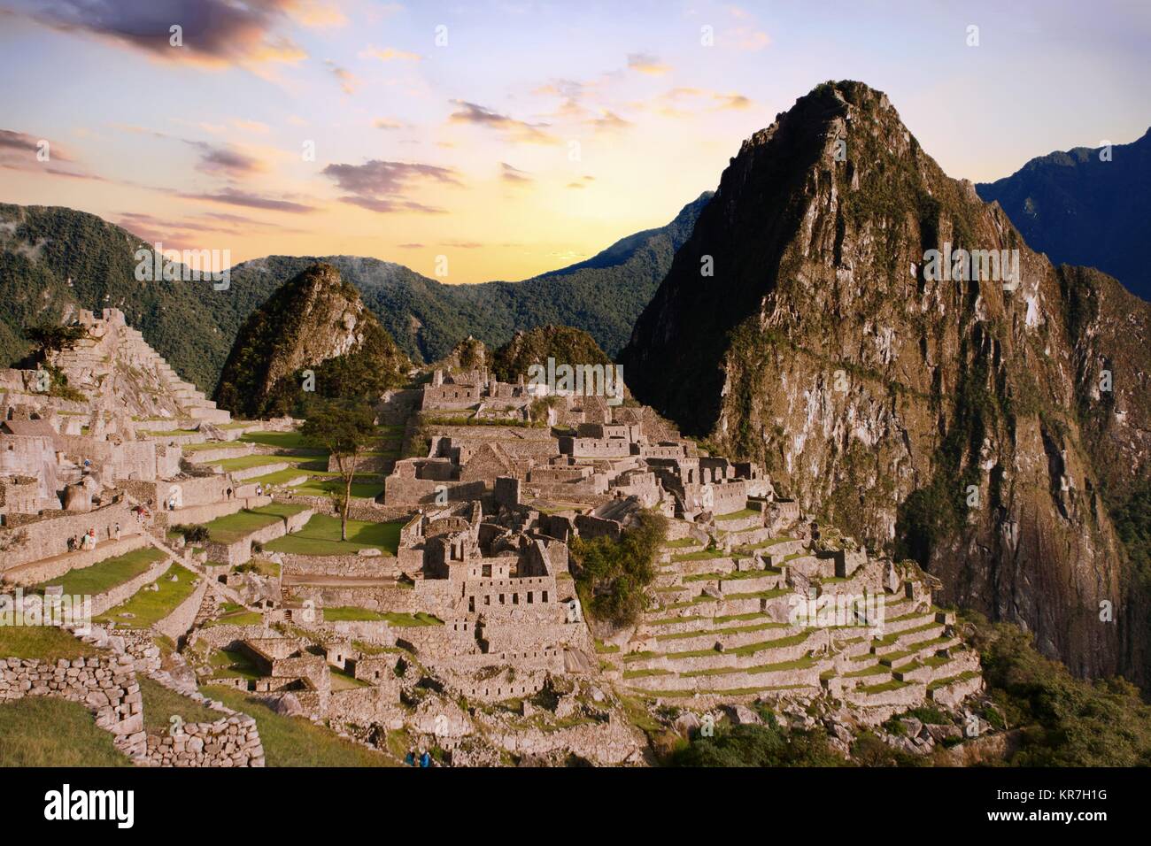 Panoramablick von Machu Picchu Ruinen in Cuzco, Peru in der Morgendämmerung Stockfoto