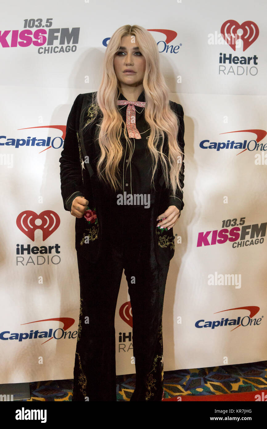 Kesha geht der rote Teppich an 103.5 KISS FM iHeartRadio Jingle Ball an der Allstate Arena am 13. Dezember in Rosemont, Illinois 2017. Geht der rote Teppich an 103.5 KISS FM iHeartRadio Jingle Ball an der Allstate Arena am 13. Dezember in Rosemont, Illinois 2017. Stockfoto