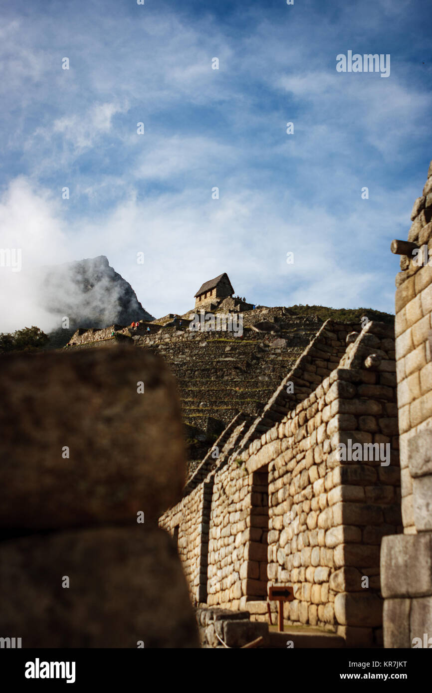 Von Guardian Haus von Wolken in Machu Picchu, Cuzco, Peru umgeben Stockfoto