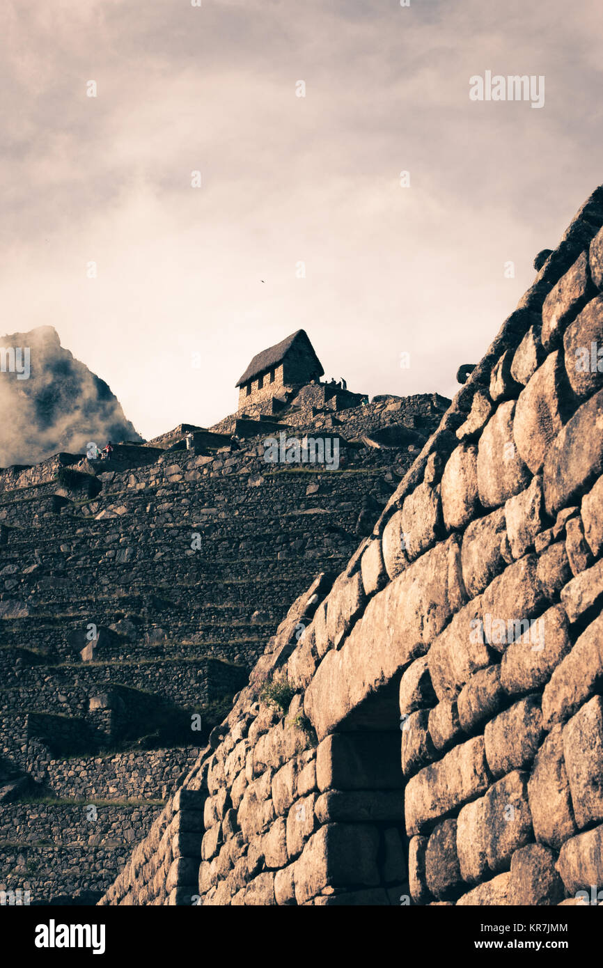 Von Guardian Haus von Wolken in Machu Picchu, Cuzco, Peru umgeben Stockfoto