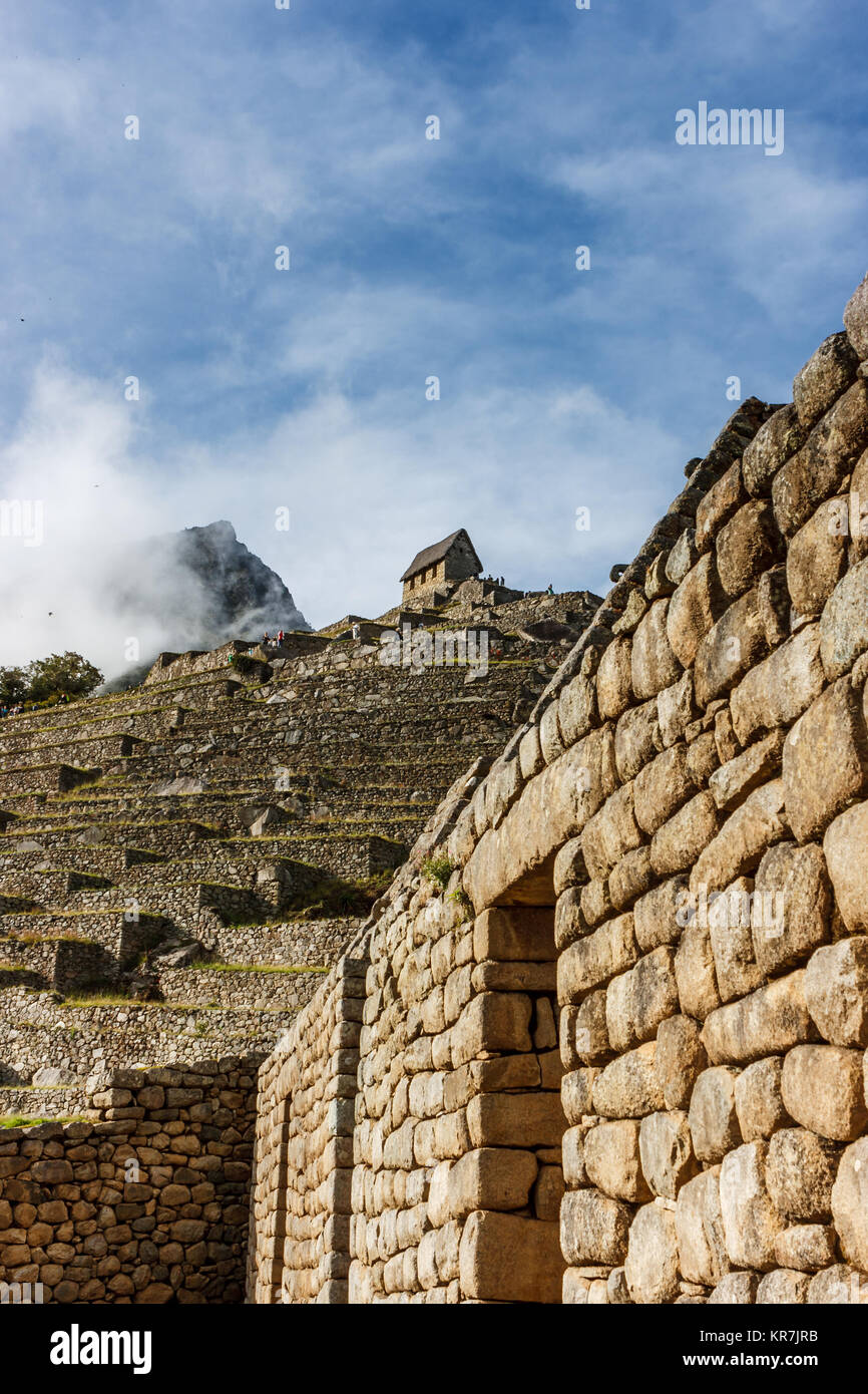 Von Guardian Haus von Wolken in Machu Picchu, Cuzco, Peru umgeben Stockfoto