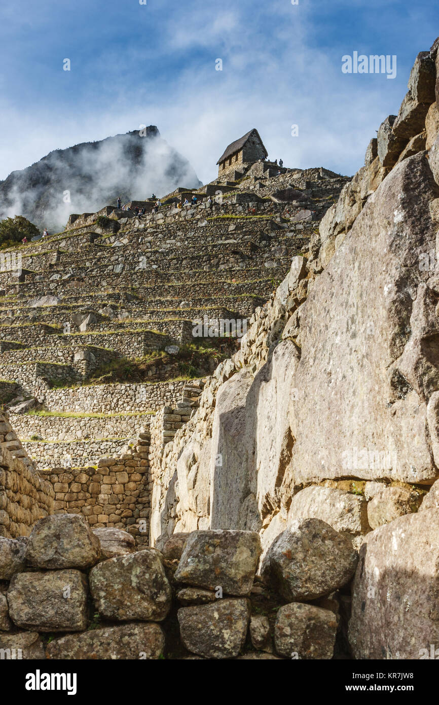 Von Guardian Haus von Wolken in Machu Picchu, Cuzco, Peru umgeben Stockfoto