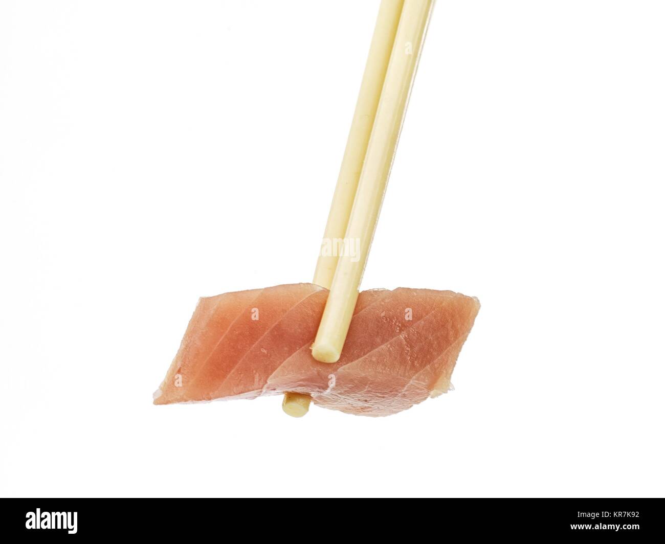 Thunfisch Sushi mit Stäbchen Schuß auf Weiß Stockfoto