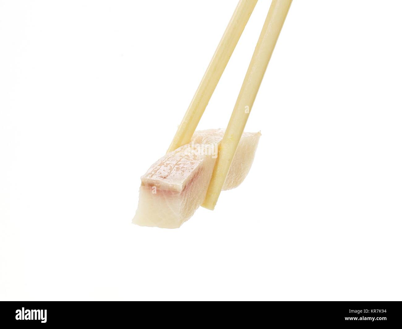 Thunfisch Sushi mit Stäbchen Schuß auf Weiß Stockfoto