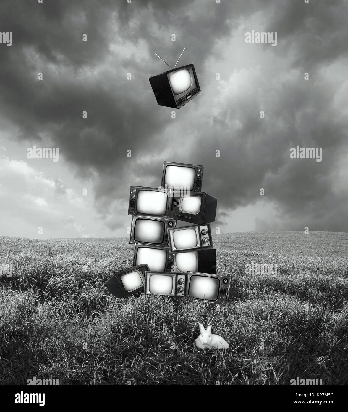 Schöne künstlerische surreales Bild, das eine Landschaft mit aufgetürmt alten Fernsehern und einem weißen Kaninchen in Schwarz und Weiß Stockfoto