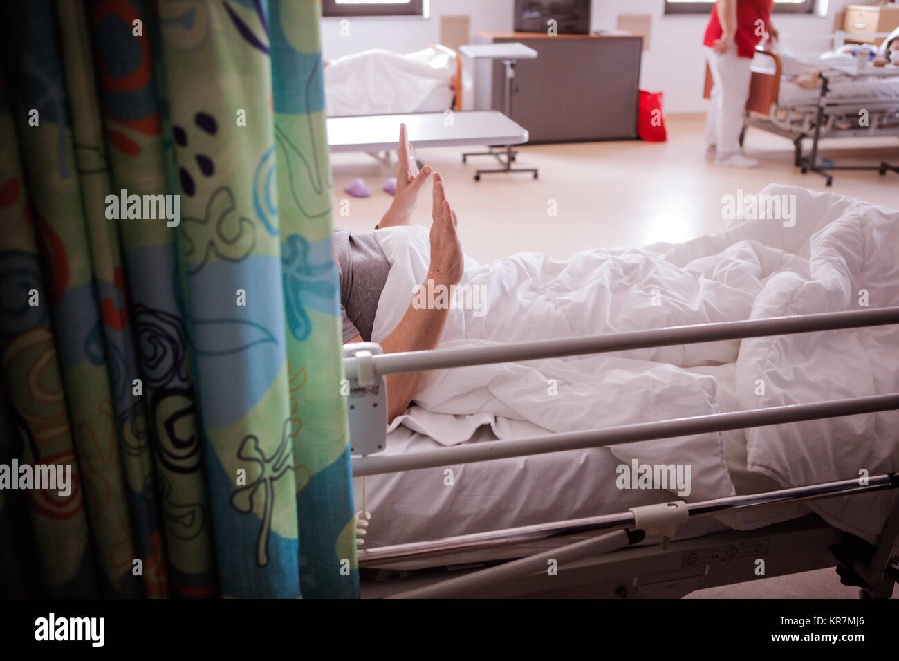 Todkranken Patienten sitzt im Bett bei einem Hospiz Stockfoto