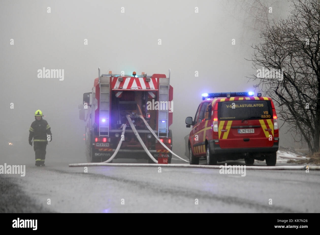 SALO, Finnland - 16. FEBRUAR 2014: Feuerwehrmann aus schwerer Rauch bei der feuerszene von Salo Zementwerk. Stockfoto