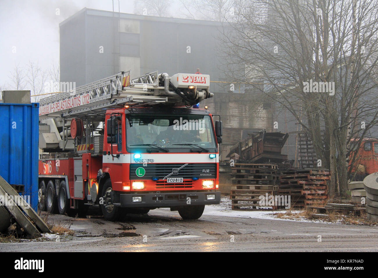 SALO, Finnland - 16. FEBRUAR 2014: Volvo FL 12 Fire Truck kommt im Zementwerk Feuer Szene in Salo. Der Brand im Werk bricht aus zweimal auf der sam Stockfoto