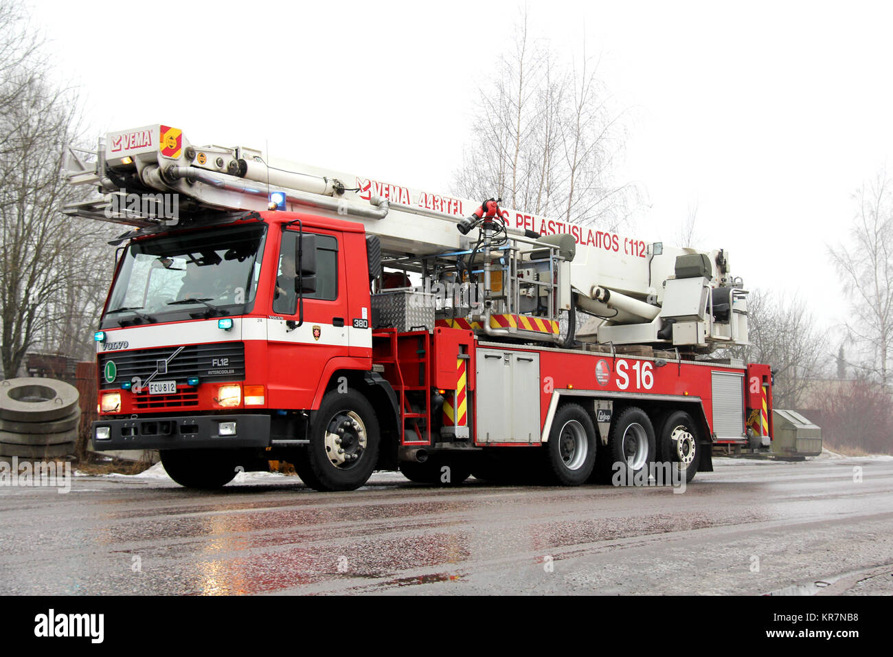 SALO, Finnland - 16. FEBRUAR 2013: Volvo FL12 Ladeluftkühler Fire Engine kommt an der Zementfabrik Feuer Szene in Salo, Finnland. Stockfoto